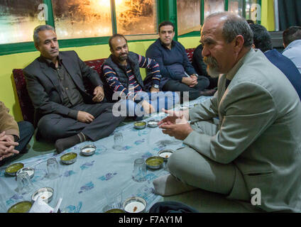 Iranische Schiiten muslimische Männer, die mit einem Nazri-Charity-Diner während Muharram vor Ashura feiern, Golestan Provinz, Gorgan, Iran Stockfoto