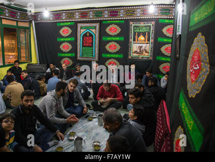 Iranische Schiiten muslimische Männer, die mit einem Nazri-Charity-Diner während Muharram vor Ashura feiern, Golestan Provinz, Gorgan, Iran Stockfoto