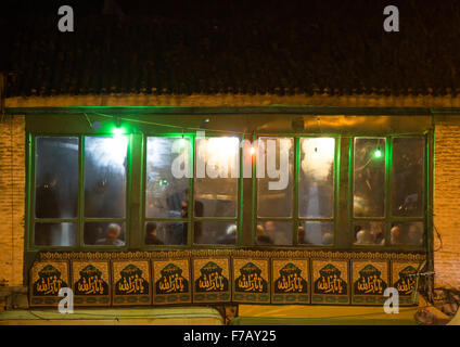 Iranische Schiiten muslimische Männer, die mit einem Nazri-Charity-Diner während Muharram vor Ashura feiern, Golestan Provinz, Gorgan, Iran Stockfoto