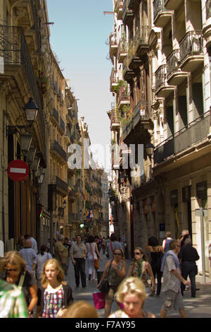 Belebte Straße in Barcelona Stockfoto