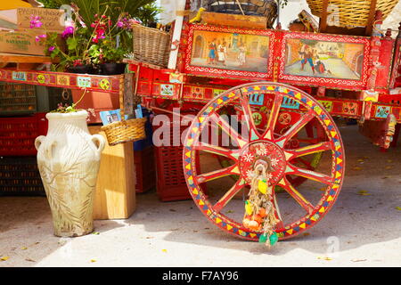 Bunt dekorierte Wagen, traditionelle sizilianische ländliche Pferdekutsche, Straßendekoration, Insel Sizilien, Italien Stockfoto