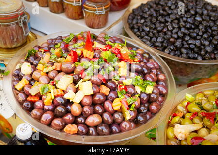 Oliven, Lebensmittelmarkt von Ortigia, Syrakus, Sizilien, Italien Stockfoto