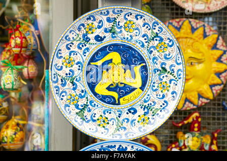 Ein Trinacria, gestrichenes uraltes Symbol oder Wappen von Sizilien, traditionelle Souvenire Keramikplatte, Taormina, Sizilien, Italien Stockfoto