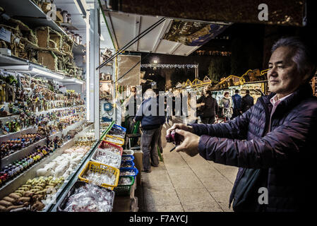 Barcelona, Katalonien, Spanien. 27. November 2015. Ein Tourist nimmt ein Foto von einigen "Caganers", typisch katalanischen Krippenfiguren (Shitter), angezeigt in allen Formen und Moden an einem Stand als Barcelonas Santa Llucia Weihnachtsmarkt seine Pforten vor der Kathedrale öffnet - die festliche Jahreszeit 2015 in Barcelona als Weihnachtsbeleuchtung startet und Bäume werden in den Straßen eingeschaltet © Matthias Oesterle/ZUMA Draht/Alamy Live News Stockfoto