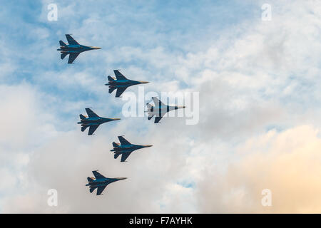 Silhouetten der russischen Kämpfer Flugzeuge SU-27 in den bewölkten Himmel Stockfoto