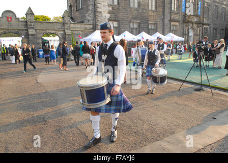 Die Madras College Pipe Band an der St. Andrews Royal Hochzeit Frühstück in St. Andrews, Schottland auf Freitag, 29. April 2011. Stockfoto