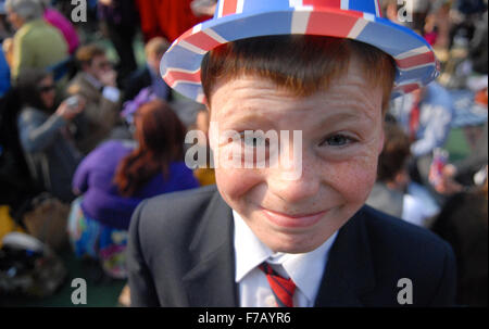 Gregor Stirling, 9, trägt einen Union Jack-Hut im St. Andrews Royal Wedding Breakfast in Schottland auf Freitag, 29. April 2011. Stockfoto