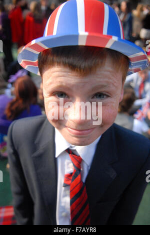 Gregor Stirling, 9, trägt einen Union Jack-Hut im St. Andrews Royal Wedding Breakfast in Schottland auf Freitag, 29. April 2011. Stockfoto