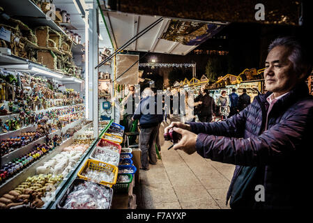 Barcelona, Spanien. 27. November 2015. Ein Tourist nimmt ein Foto von einigen "Caganers", typisch katalanischen Krippenfiguren (Shitter), in allen Formen und Moden an einem Stand als Barcelonas Santa Llucia Weihnachtsmarkt seine Pforten vor der Kathedrale öffnet - die festliche Jahreszeit 2015 in Barcelona als Weihnachtsbeleuchtung startet und Bäume werden in den Straßen Credit eingeschaltet angezeigt: Matthi/Alamy Live-Nachrichten Stockfoto