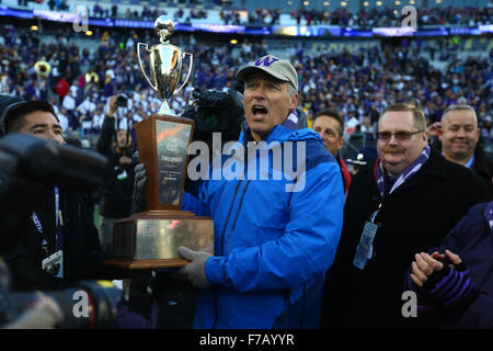 27. November 2015: Washington State Gouverneur Jay Inslee hält die Apple-Pokal während den Apfel Cup 2015 zwischen die Washington State Cougars und der Washington Huskies im Husky Stadium in Seattle, WA am 27. November 2015. Die Huskies gegen die Cougars 45-10. CSM/Sean Brown Stockfoto