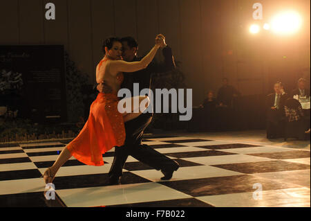 Bali, Indonesien. 27. November 2015. Tango-Tänzer, Jorence Altoveros (R) und Jelica Yap aus Malaysia führen während der Tango in Paradise Festival 2015 um Denpasar auf Bali, Indonesien, 27. November 2015. Tango in Paradise-Festival ist ein einzigartiges Tangofestival, das Tango mit traditionellen indonesischen Kultur verbindet. In diesem Jahr wird die traditionellen Stoffe aus Bali "Saput Poleng Bali" (ein Tuch mit Schachbrettmuster von Schwarz und weiß) das Symbol des Festivals. © Veri Sanovri/Xinhua/Alamy Live-Nachrichten Stockfoto