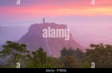 Bagnoregio bei Sonnenaufgang, Italien Stockfoto