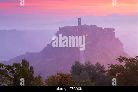 Bagnoregio bei Sonnenaufgang, Italien Stockfoto