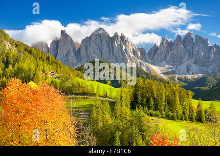 Val Di Funes, Provinz Tirol, Alpen, Dolomiten Herbstlandschaft, Italien Stockfoto