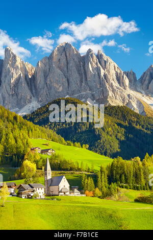 Kleine Kirche in Santa Maddalena Dorf, Dolomiten, Südtirol, Italien Stockfoto