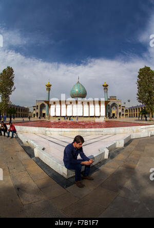 Das Shah-e-Cheragh-Mausoleum mit dem Bassin gefüllt mit roten Wasser zum Gedenken an Ashura, Fars Provinz, Shiraz, Iran Stockfoto