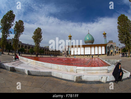 Das Shah-e-Cheragh-Mausoleum mit dem Bassin gefüllt mit roten Wasser zum Gedenken an Ashura, Fars Provinz, Shiraz, Iran Stockfoto