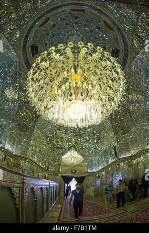 Muslimische schiitischen Männer In der Halle der Shah-e-Cheragh-Mausoleum, Fars Provinz, Shiraz, Iran Stockfoto