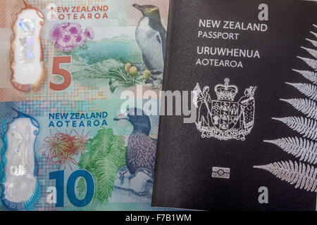 New aktualisiert, fünf und zehn Kiwi-Dollar, $5 und $10 New Zealand NZD Polymer Banknoten und Kiwi-Pass Stockfoto