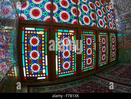 Glasfenster In der Shah-e-Cheragh-Mausoleum, Fars Provinz, Shiraz, Iran Stockfoto