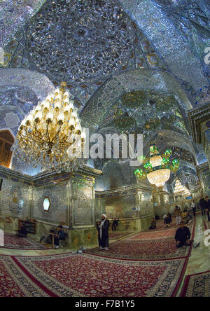 Muslimische schiitischen Männer In der Halle der Shah-e-Cheragh-Mausoleum, Fars Provinz, Shiraz, Iran Stockfoto