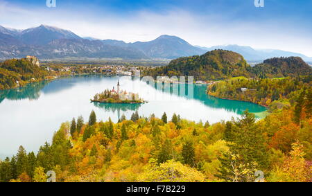 Der See von Bled in herbstlichen Farben, Julische Alpen, Slowenien Stockfoto