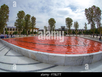 Das Shah-e-Cheragh-Mausoleum mit dem Bassin gefüllt mit roten Wasser zum Gedenken an Ashura, Fars Provinz, Shiraz, Iran Stockfoto