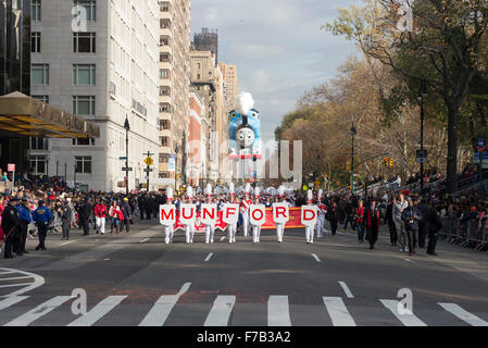 New York, NY USA - 26. November 2015: Atmosphäre an der 89. jährlichen Macy's Thanksgiving Day Parade am Columbus Circle Stockfoto