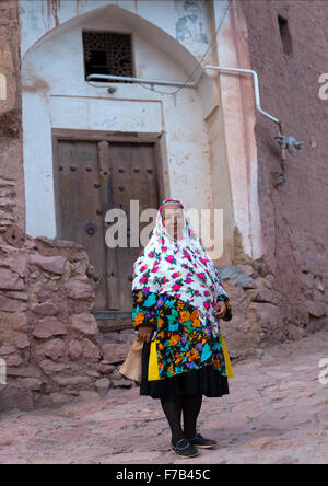 Porträt einer iranischen Frau tragen traditionelle Floreal Tschador im Zoroastrian Dorf, Provinz Isfahan, Abyāneh, Iran Stockfoto