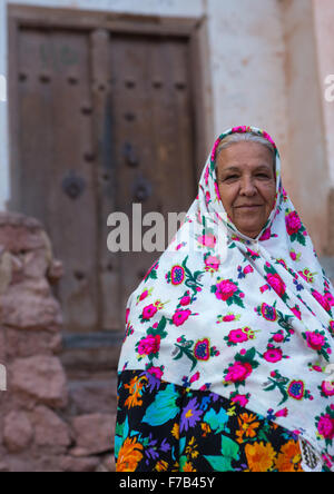 Porträt einer iranischen Frau tragen traditionelle Floreal Tschador im Zoroastrian Dorf, Provinz Isfahan, Abyāneh, Iran Stockfoto