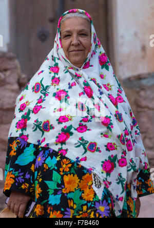 Porträt einer iranischen Frau tragen traditionelle Floreal Tschador im Zoroastrian Dorf, Provinz Isfahan, Abyāneh, Iran Stockfoto