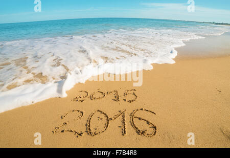 Ziffern 2015 und 2016 am Sand Strand - Konzept von Neujahr und vergehende Zeit. Weitwinkel Stockfoto