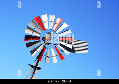 Windmühle mit blauem Himmel in Australien Stockfoto