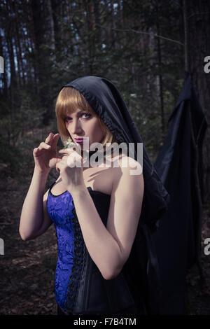 Dunkle Porträt des Tierhalters Wald. Fantasy und Gothic. Witch in Wäldern, zaubert Blume Stockfoto