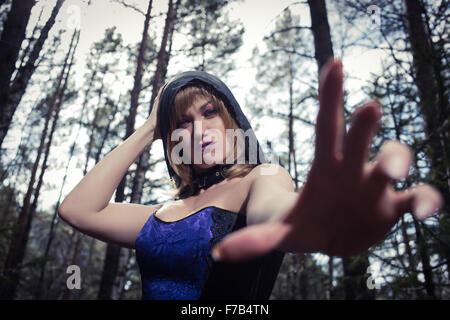 Dunkle Porträt des Tierhalters Wald. Fantasy und Gothic. Hexe im Wald Stockfoto