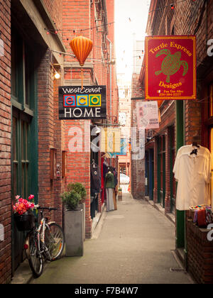 Eine Ansicht des Fan Tan Alley in Victoria, British Columbia, Kanada.  Es ist die schmalste Straße in Kanada. Stockfoto