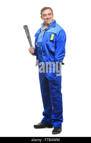 In voller Länge Portrait von glücklichen männlichen Mechaniker im Overall mit Schraubenschlüssel auf weißem Hintergrund. Stockfoto