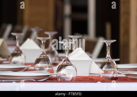 Gläser auf dem Tisch in einem Restaurant für das Abendessen vorbereitet Stockfoto