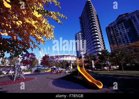 Vancouver, BC, Britisch-Kolumbien, Kanada - Spielplatz, BC Place Stadium, Eigentumswohnung Hochhäuser, Downtown Kinderstadt Stockfoto