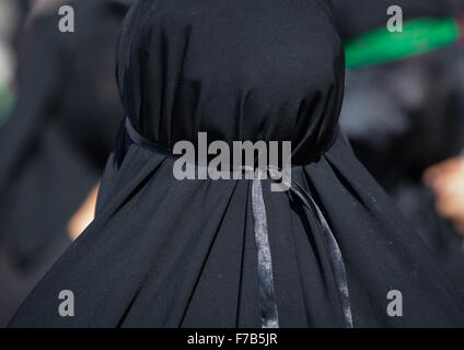 Iranischen Schiiten muslimischen Frau Trauer Imam Hussein am Tag des Tasua mit ihrem Gesicht bedeckt durch einen Schleier, Lorestan Provinz Chorramabad, Iran Stockfoto