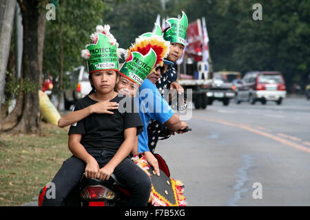 Philippinen. 28. November 2015. Eine Familie auf einem Motorrad wartet entlang der Quezon Avenue, wie sie auf dem globalen Klima-Marsch zu beteiligen. Hunderte von Menschen aus verschiedenen Bürgerinitiativen, marschierten die Quezon Kreis in Quezon City auf dem globalen Klima-Marsch teilzunehmen. Bildnachweis: J Gerard Seguia/ZUMA Draht/Alamy Live-Nachrichten Stockfoto