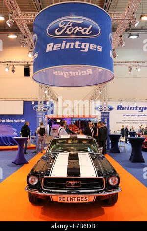 Essen, Deutschland. 27. November 2015. Essen Motor Show. Ford Mustang GT, Front- und Center auf dem Ford-Stand. Bildnachweis: Ashley Greb/Alamy Live-Nachrichten Stockfoto