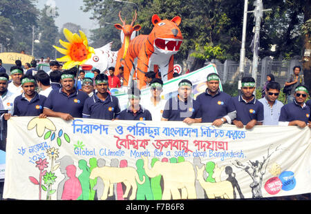 Dhaka, Bangladesch. 28. November 2015. Bangladeshi Leute besuchen eine Kundgebung fordern weitere Aktionen zum Klimawandel in Dhaka, Bangladesh, 28. November 2015. Größere Dhaka klimafreundliche Politik und höhere Investitionen, seine Widerstandsfähigkeit gegen Starkregen zu verbessern und bereiten Sie für den Klimawandel, braucht, sagt ein neues Buch der Weltbank "Urban Überschwemmungen von größeren Dhaka in einem wechselnden Klima" am 23. November. Bildnachweis: Shariful Islam/Xinhua/Alamy Live-Nachrichten Stockfoto