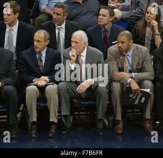 Denver, Colorado, USA. 27. November 2015. Spornt Head Coach GREGG POPOVICH, zentrieren, schaut auf sein Team wie sie während der 2. in die Offensive gehen. Die Hälfte im Pepsi Center Freitagabend. Sporen schlagen die Nuggets 91-80. Bildnachweis: Hector Acevedo/ZUMA Draht/Alamy Live-Nachrichten Stockfoto