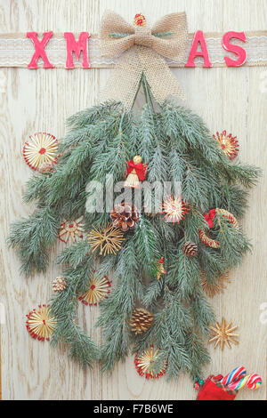 Weihnachten Hintergrund. Weihnachten Winter Hintergrund mit Schnee bedeckt, immergrüne Zweige, natürliche Stroh Ornamente und Weihnachten Brief Stockfoto