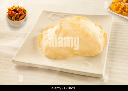 Gebratenes Fladenbrot Puri mit Achaar und Halwa süßen Gurken Stockfoto