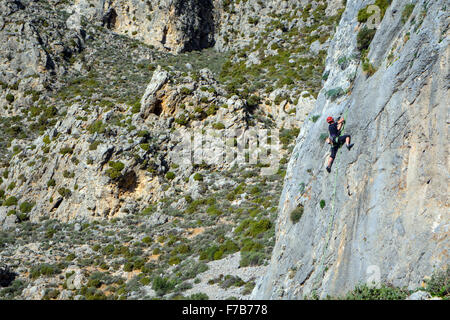 Kletterer auf sonnigen Felsen, Sportklettern, Griechenland