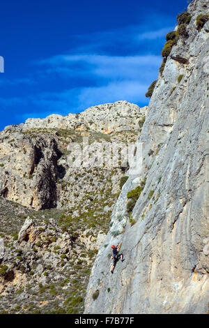 Kletterer auf sonnigen Felsen, Sportklettern, Griechenland