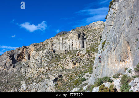 Kletterer auf sonnigen Kalksteinfelsen, Sportklettern, Griechenland