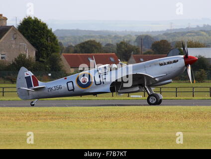 Supermarine Spitfire LF. IXc Rollen am Flugplatz Kemble Stockfoto